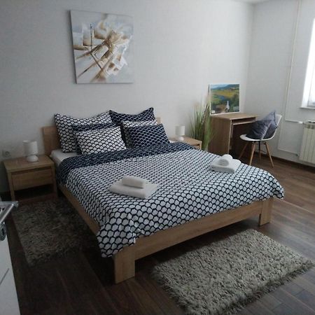 Apartman Danijela Otocsán Kültér fotó