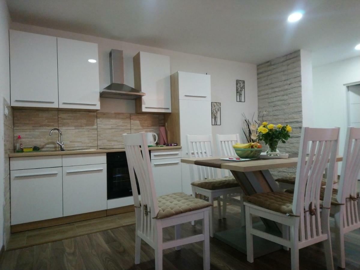 Apartman Danijela Otocsán Kültér fotó